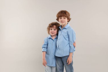 Küçük şirin kardeşler arka planda birlikte. Metin için boşluk