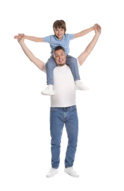 Baba ve oğlu beyaz arka planda birlikte eğleniyorlar.