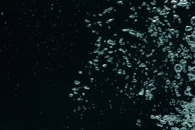 Siyah arka planda bir sürü su kabarcığı var, yakın plan. Metin için boşluk