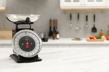Beyaz mermer masa içerisindeki retromekanik mutfak ölçeği, metin için boşluk