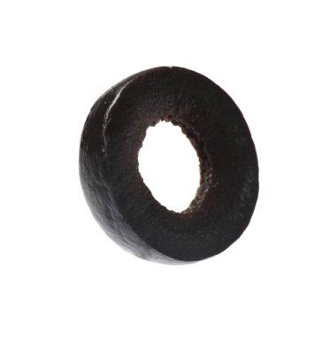 Terbiye edilmiş siyah zeytin halkası beyaz üzerine izole edilmiş.