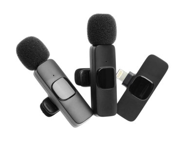 Lavalier mikrofonlar ve kablosuz alıcı beyaz, üst görünümde izole