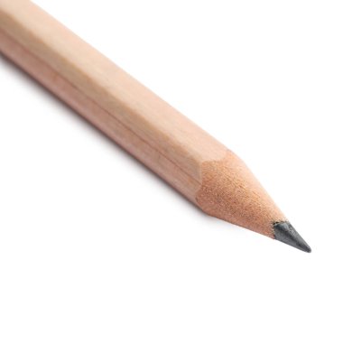 Beyaza izole edilmiş keskin bir grafit kalem.
