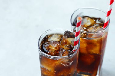 Kolayı buz küpleriyle tazelemek ve bardakları aydınlatma masasında, yakın plan. Metin için boşluk