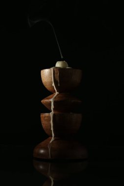 Mumdaki sönmüş mum siyah arkaplana karşı ayna yüzeyinde