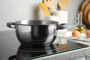 Kapalı mekanda tencereyi pişirmek. Mutfak aletleri