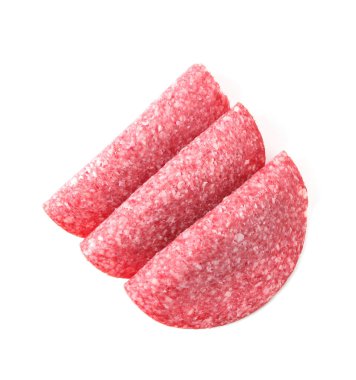 Lezzetli tütsülenmiş sosis dilimleri beyaz, üst manzara