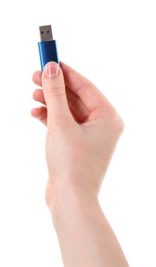 Beyaz arkaplanda USB bellek tutan kadın, yakın plan.