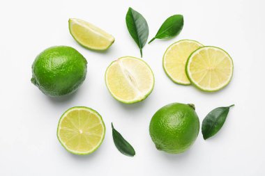Beyaz arka planda taze limon ve yapraklar, düz yatış