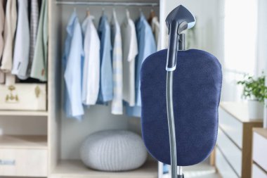 Dolabın yanında duran modern, dik vapur.