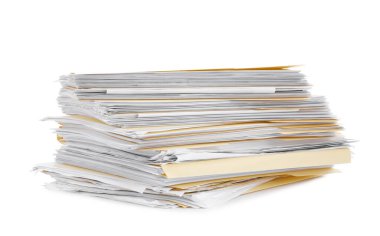 Beyaz üzerine izole edilmiş kağıtlar içeren dosya dizinleri yığını