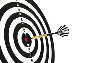 Hedef alınıyor. Dart tahtası beyaz üzerine izole edilmiş ok ile