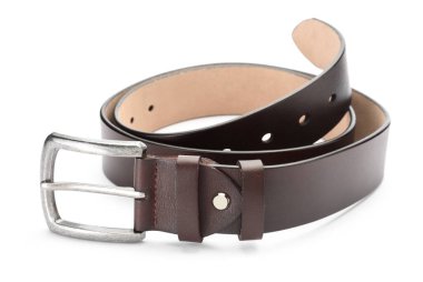 Bir kahverengi deri kemer beyaza izole edilmiş.