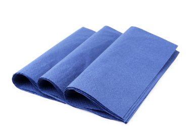 Birçok mavi kağıt mendil beyaza izole edilmiş.