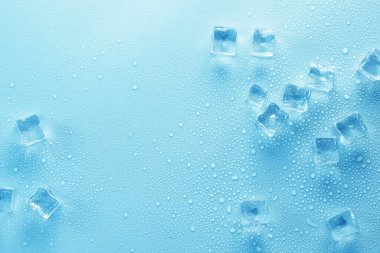 Açık mavi zemin üzerinde açık buz küpleri düz yatıyordu. Metin için boşluk