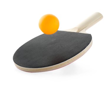 Ping pong raketi ve topu beyaza izole edilmiş.