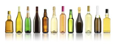 Farklı türde alkollü içeceklerin bulunduğu şişeler beyaz sette izole edilmiş.