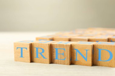 Masada harfler olan tahta küplerden oluşan kelime trendi