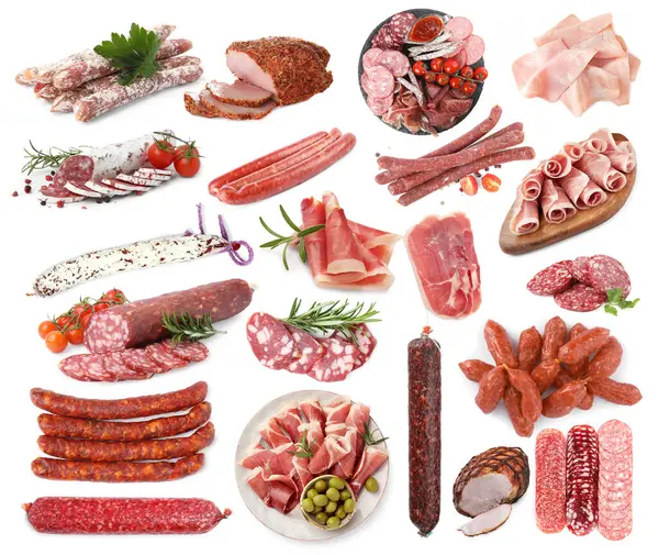 Beyaz arka planda işlenmiş lezzetli et ürünleri, kolaj
