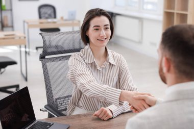 Asker ve aday ofiste el sıkışıyor.