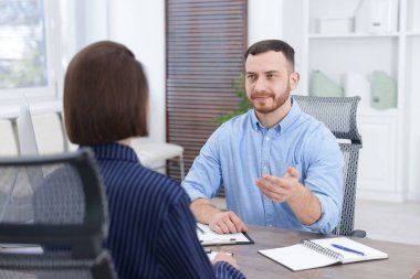 Aday ve adayın ofiste iş görüşmesi var.