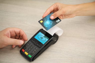 Tahta masada müşteriden ödeme alan adam, yakın plan.