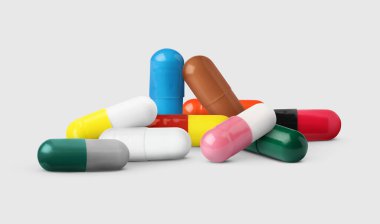 Açık gri arka planda farklı antibiyotik hapları. Pankart tasarımı