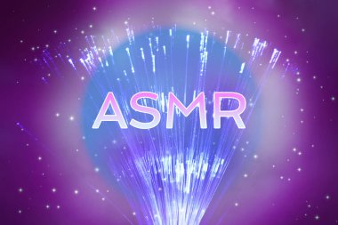 ASMR ortamı (özerk duyusal meridyen tepkisi). Mor arkaplandaki optik fiber iplikler ve ışıklar