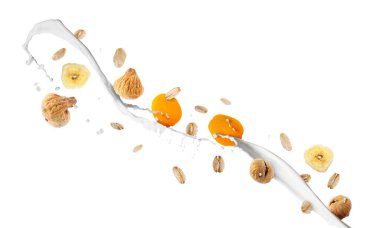 Süt, yulaf ezmesi ve beyaz arka planda kuru meyveler. Sağlıklı kahvaltı.