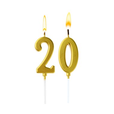 Beyaz arka planda 20 numarayı besteleyen altın renkli mumlar yakıyor. Doğum günü veya diğer özel tarihler için şenlik dekorasyonu