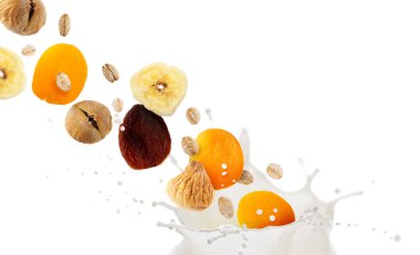 Süt, yulaf ezmesi ve beyaz arka planda kuru meyveler. Sağlıklı kahvaltı.