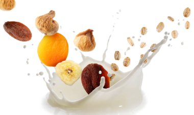 Süt, yulaf ezmesi ve beyaz arka planda kuru meyveler. Sağlıklı kahvaltı.