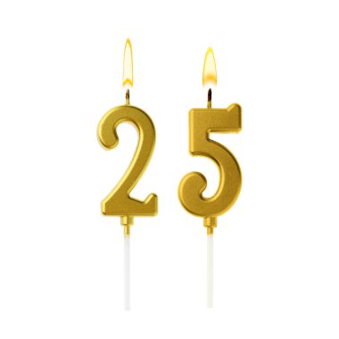 Beyaz arka planda 25 numarayı besteleyen altın pasta mumları yakıyor. Doğum günü veya diğer özel tarihler için şenlik dekorasyonu