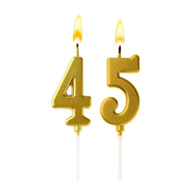 Beyaz arka planda 45 numarayı besteleyen altın renkli mumlar yakıyor. Doğum günü veya diğer özel tarihler için şenlik dekorasyonu