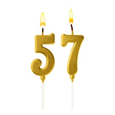 Beyaz arka planda 57 numarayı besteleyen altın renkli mumlar yakıyor. Doğum günü veya diğer özel tarihler için şenlik dekorasyonu