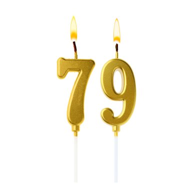 Beyaz arka planda 79 numarayı besteleyen altın renkli mumlar yakıyor. Doğum günü veya diğer özel tarihler için şenlik dekorasyonu
