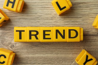Sözcük Trend sarı küplerden yapılmış ahşap arka planda harfler, üst görünüm