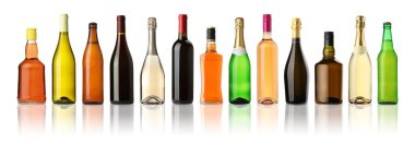 Farklı türde alkollü içeceklerin bulunduğu şişeler beyaz sette izole edilmiş.