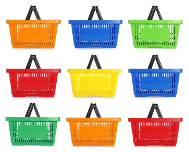 Farklı renklerde alışveriş sepetleri beyaz, set