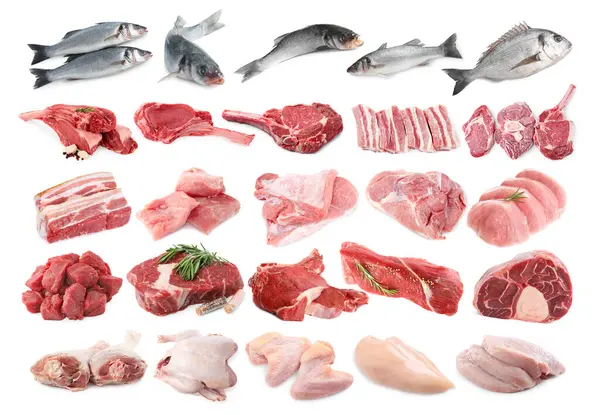 Balık ve et. Beyaz arka planda farklı ham ürünler, kolaj