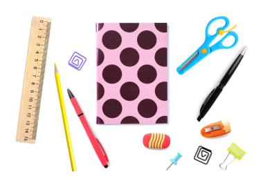 Kalemler ve diğer farklı kırtasiyeler beyaz sette izole edilmiş. Üst görünüm