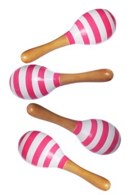 Beyaz arka planda havadaki oyuncak marakalar. Çocukların müzik aleti.