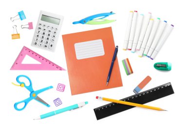 Kalemler ve diğer farklı kırtasiyeler beyaz sette izole edilmiş. Üst görünüm