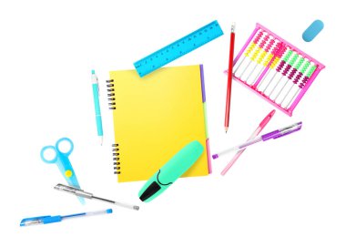 Kalemler ve diğer farklı kırtasiyeler beyaz, set üzerinde izole hava