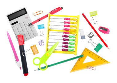 Kalemler ve diğer farklı kırtasiyeler beyaz, set üzerinde izole hava