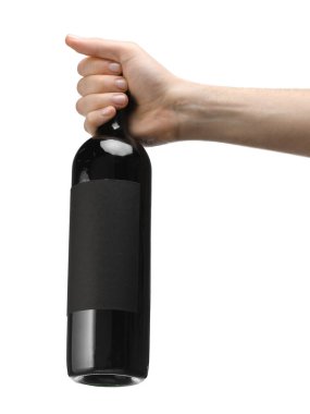 Beyaz arka planda lüks şarap şişesi tutan adam. Tasarım için model