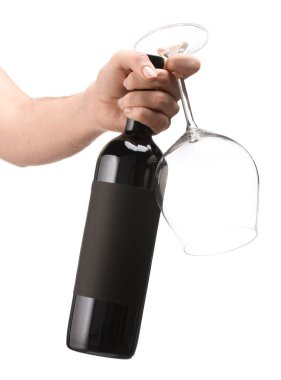 Beyaz arka planda lüks şarap ve cam şişesi tutan adam. Tasarım için model