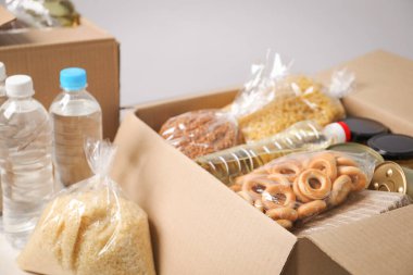 Işık masasındaki kutularda farklı gıda ürünleri, yakın çekim