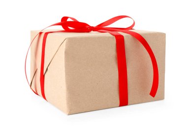 Kraft kağıdına sarılı hediye, yay beyaza izole edilmiş.