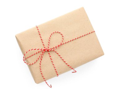 Kraft kağıdına sarılmış beyaz yay ile izole edilmiş, üst görünüm